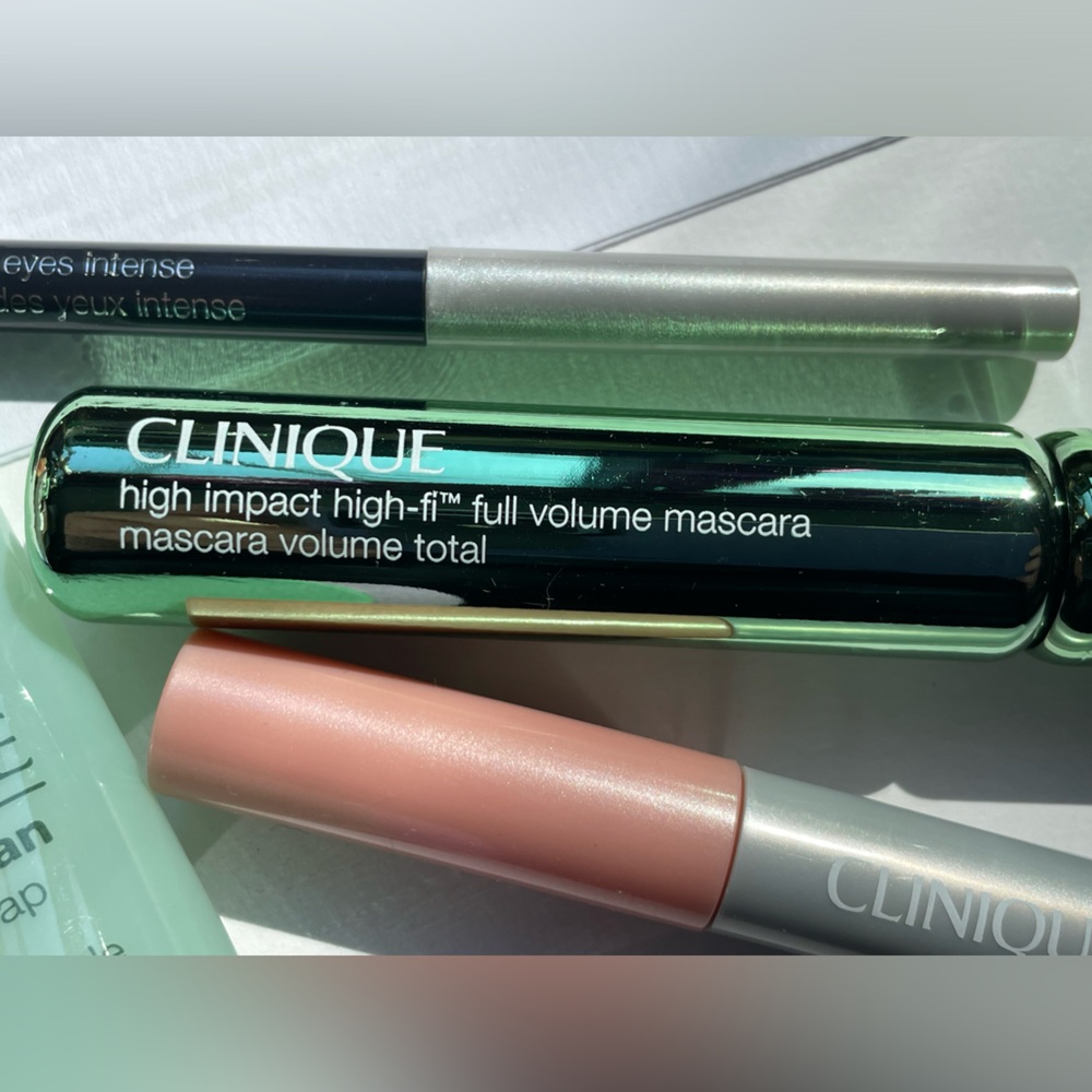 Clinique Bundle Makeup Bundle - Picture 7 of 14